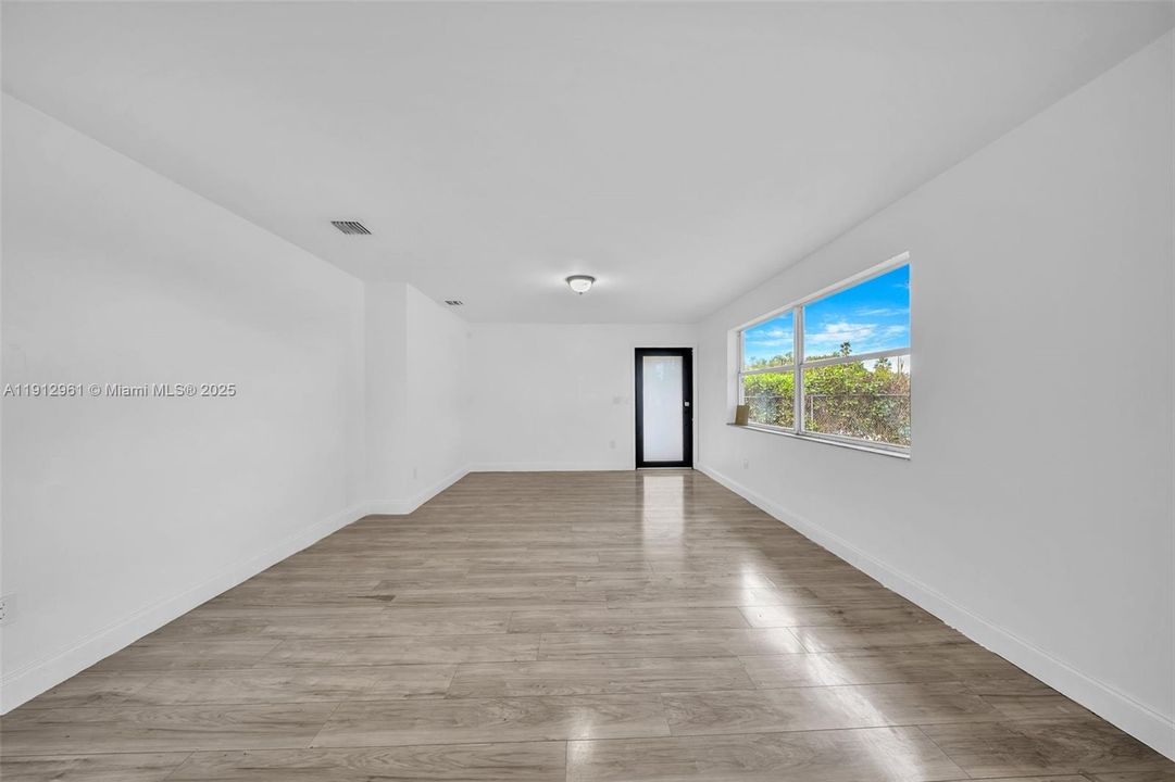 For Rent: $3,200 (4 beds, 2 baths, 1254 Square Feet)