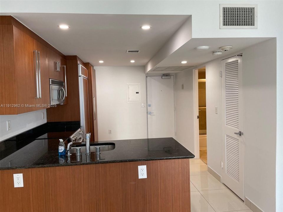 For Rent: $3,150 (0 beds, 1 baths, 481 Square Feet)