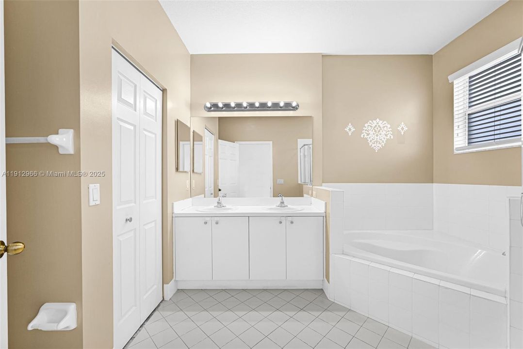 Active With Contract: $2,800 (3 beds, 2 baths, 1416 Square Feet)