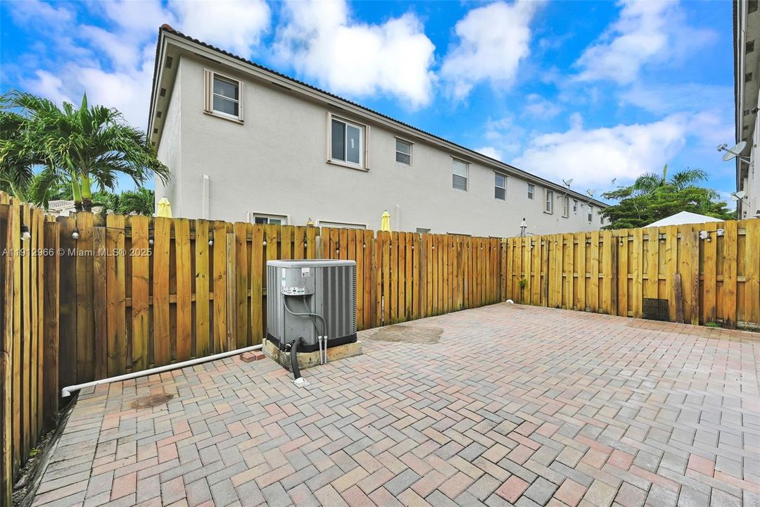 Active With Contract: $2,800 (3 beds, 2 baths, 1416 Square Feet)