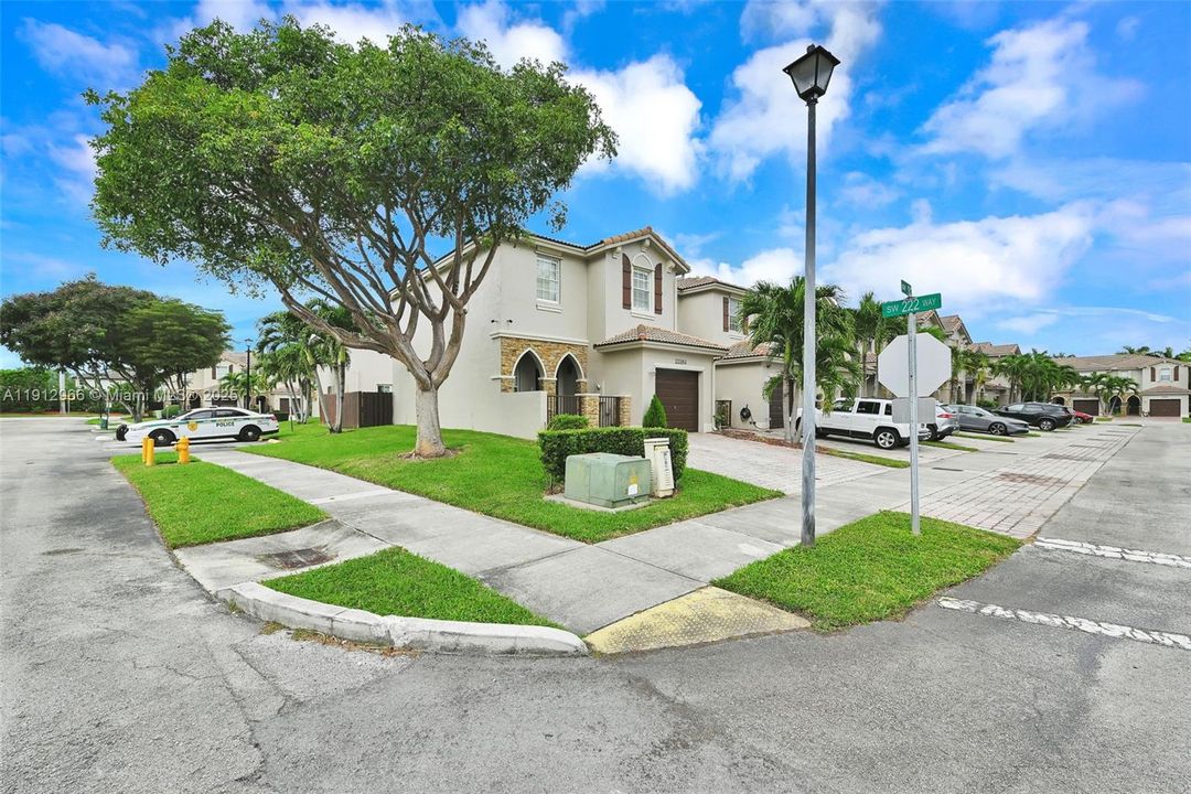 Active With Contract: $2,800 (3 beds, 2 baths, 1416 Square Feet)