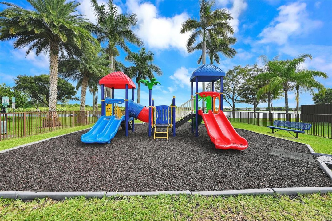 Active With Contract: $2,800 (3 beds, 2 baths, 1416 Square Feet)