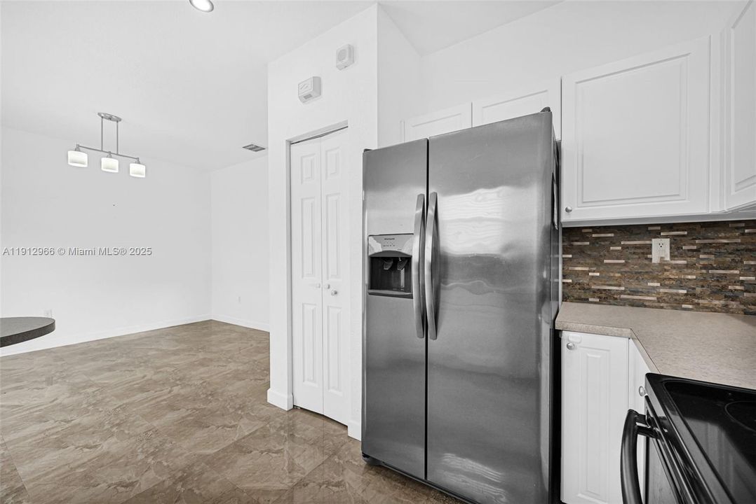 Active With Contract: $2,800 (3 beds, 2 baths, 1416 Square Feet)