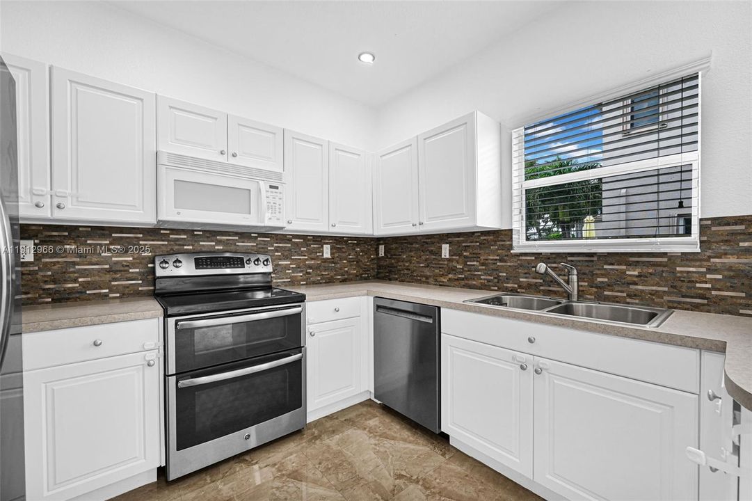 Active With Contract: $2,800 (3 beds, 2 baths, 1416 Square Feet)