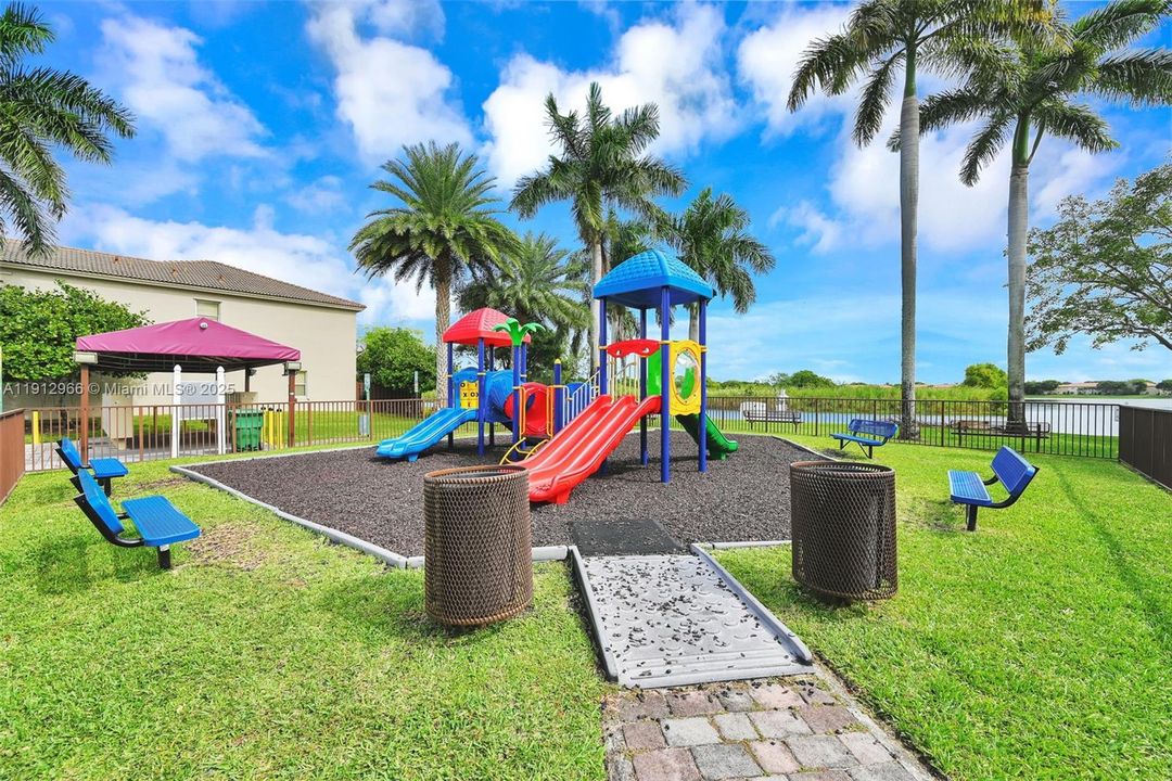 Active With Contract: $2,800 (3 beds, 2 baths, 1416 Square Feet)