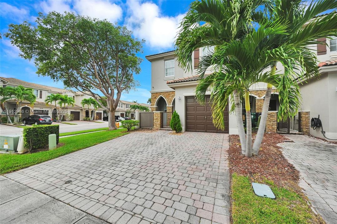 Active With Contract: $2,800 (3 beds, 2 baths, 1416 Square Feet)