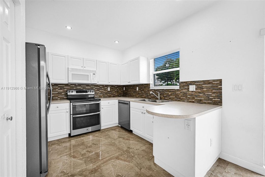 Active With Contract: $2,800 (3 beds, 2 baths, 1416 Square Feet)