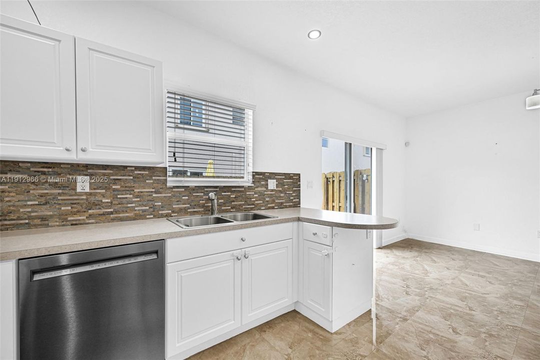 Active With Contract: $2,800 (3 beds, 2 baths, 1416 Square Feet)