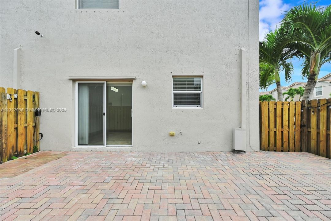 Active With Contract: $2,800 (3 beds, 2 baths, 1416 Square Feet)