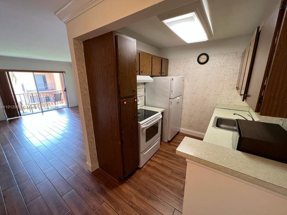 For Sale: $215,000 (1 beds, 1 baths, 672 Square Feet)