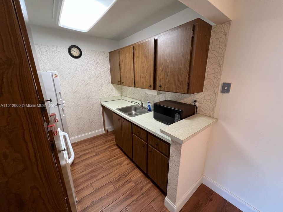 For Sale: $215,000 (1 beds, 1 baths, 672 Square Feet)