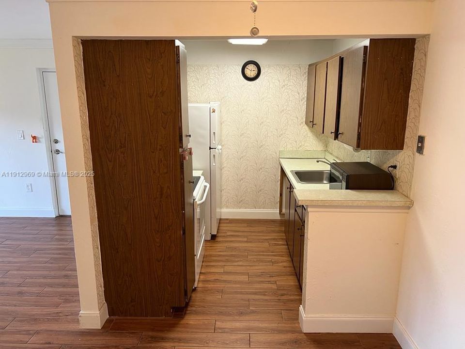 For Sale: $215,000 (1 beds, 1 baths, 672 Square Feet)