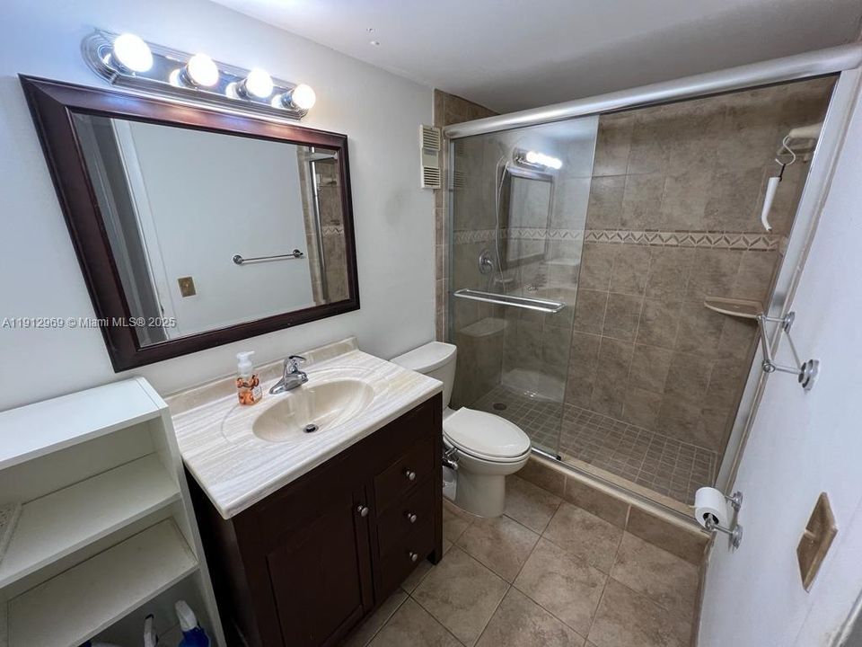 For Sale: $215,000 (1 beds, 1 baths, 672 Square Feet)