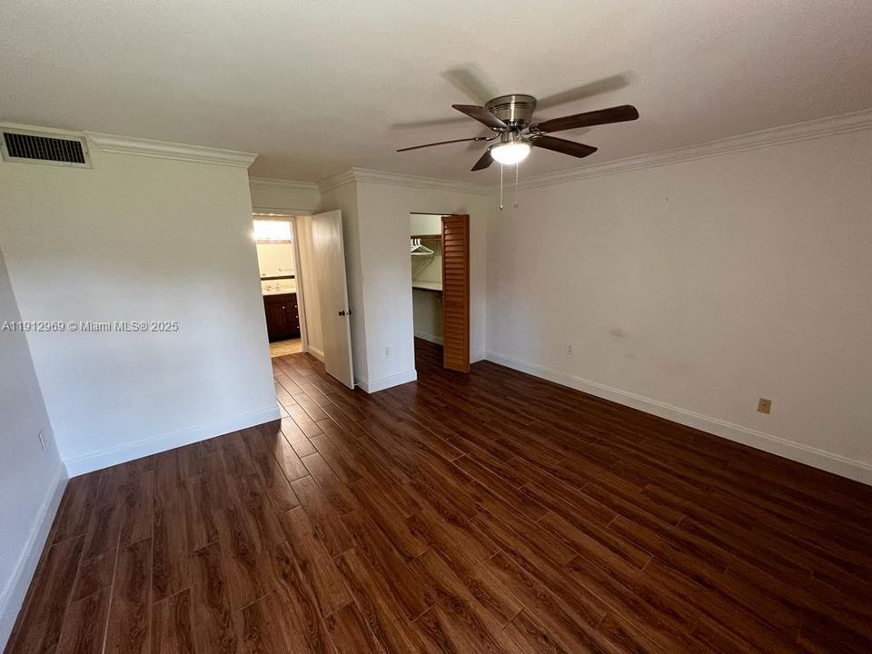 For Sale: $215,000 (1 beds, 1 baths, 672 Square Feet)