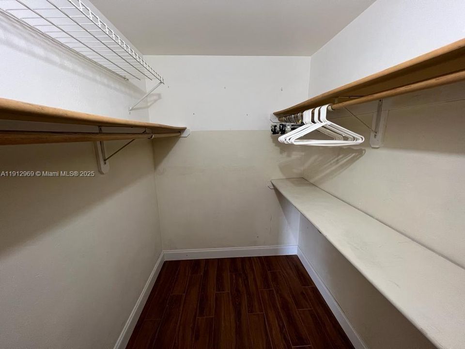 For Sale: $215,000 (1 beds, 1 baths, 672 Square Feet)