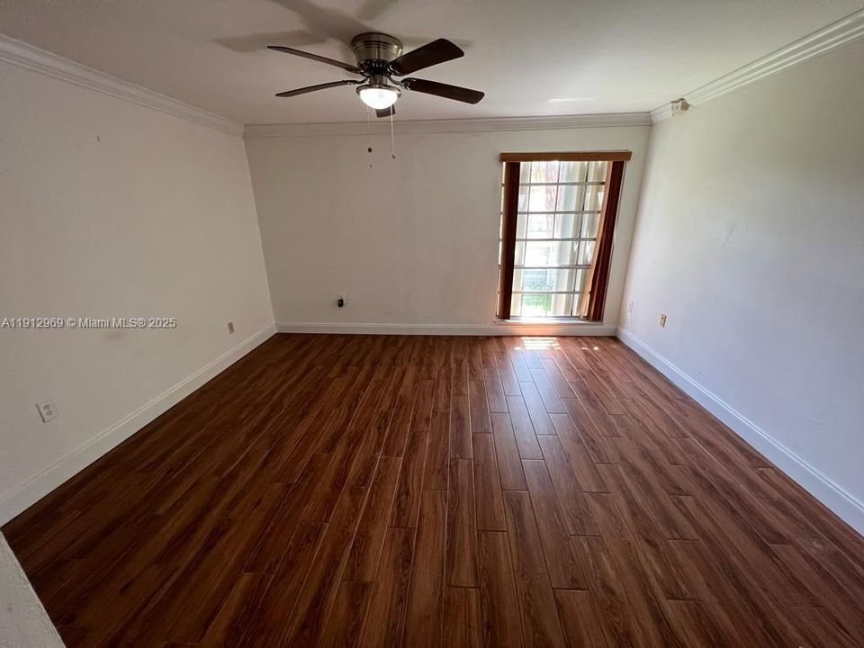 For Sale: $215,000 (1 beds, 1 baths, 672 Square Feet)