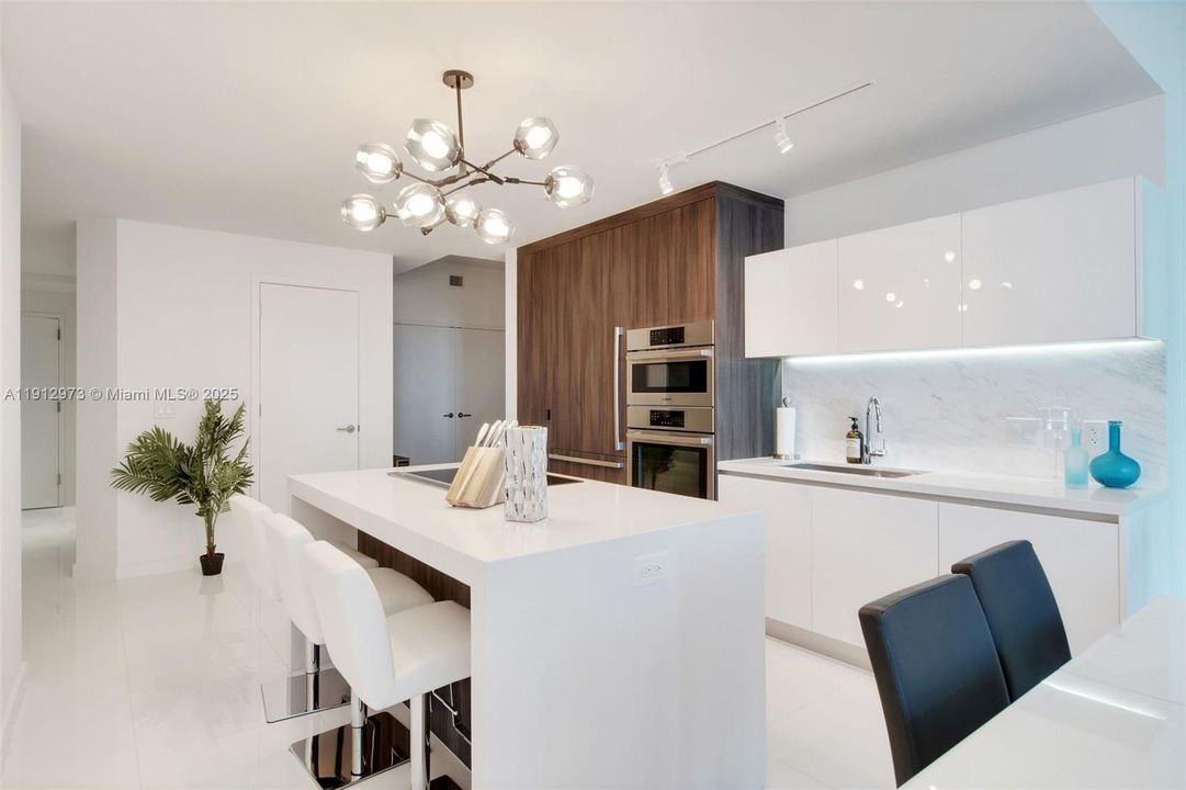 Под контрактом: $8,500 (2 спален, 3 ванн, 1531 Квадратных фут)