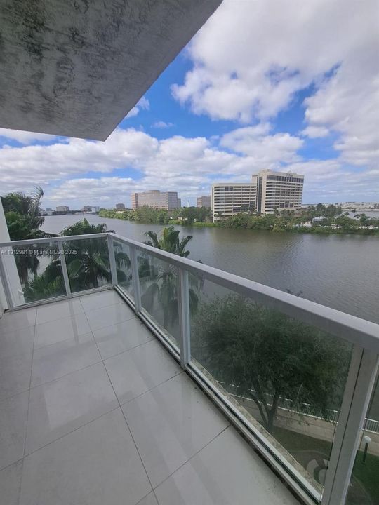 На продажу: $410,000 (2 спален, 2 ванн, 914 Квадратных фут)