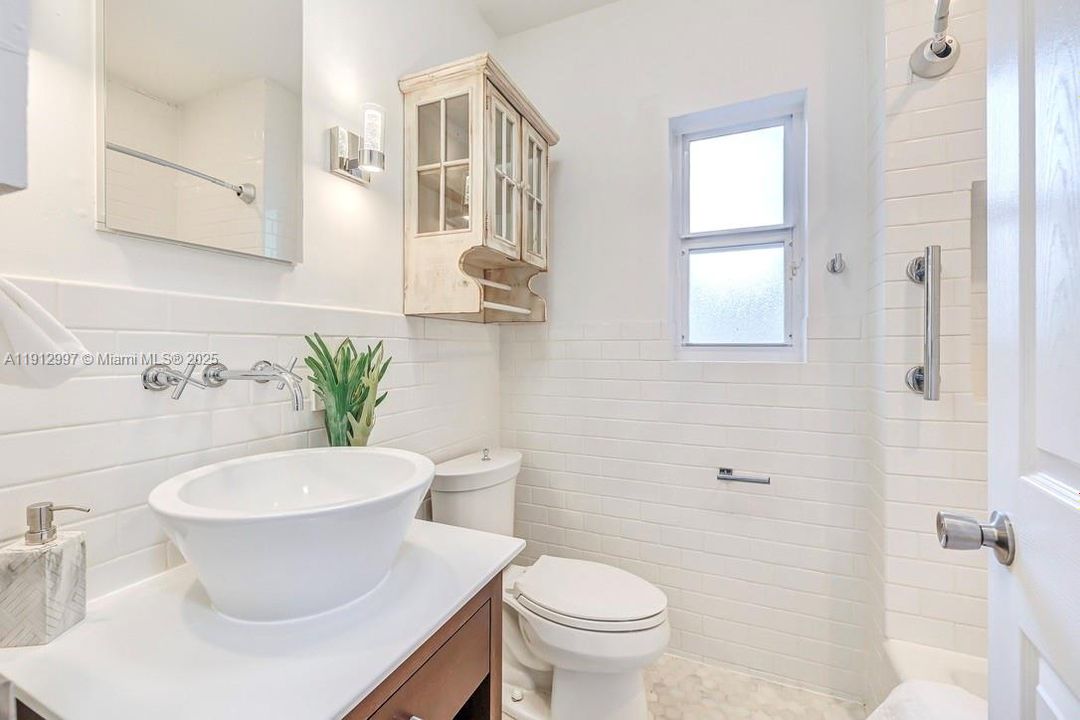 Active With Contract: $865,000 (3 beds, 1 baths, 1382 Square Feet)