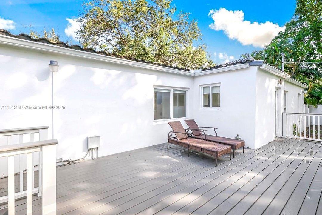 Active With Contract: $865,000 (3 beds, 1 baths, 1382 Square Feet)