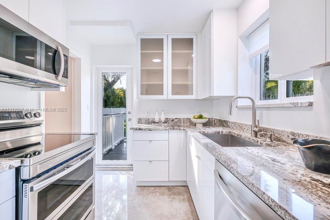 Active With Contract: $865,000 (3 beds, 1 baths, 1382 Square Feet)