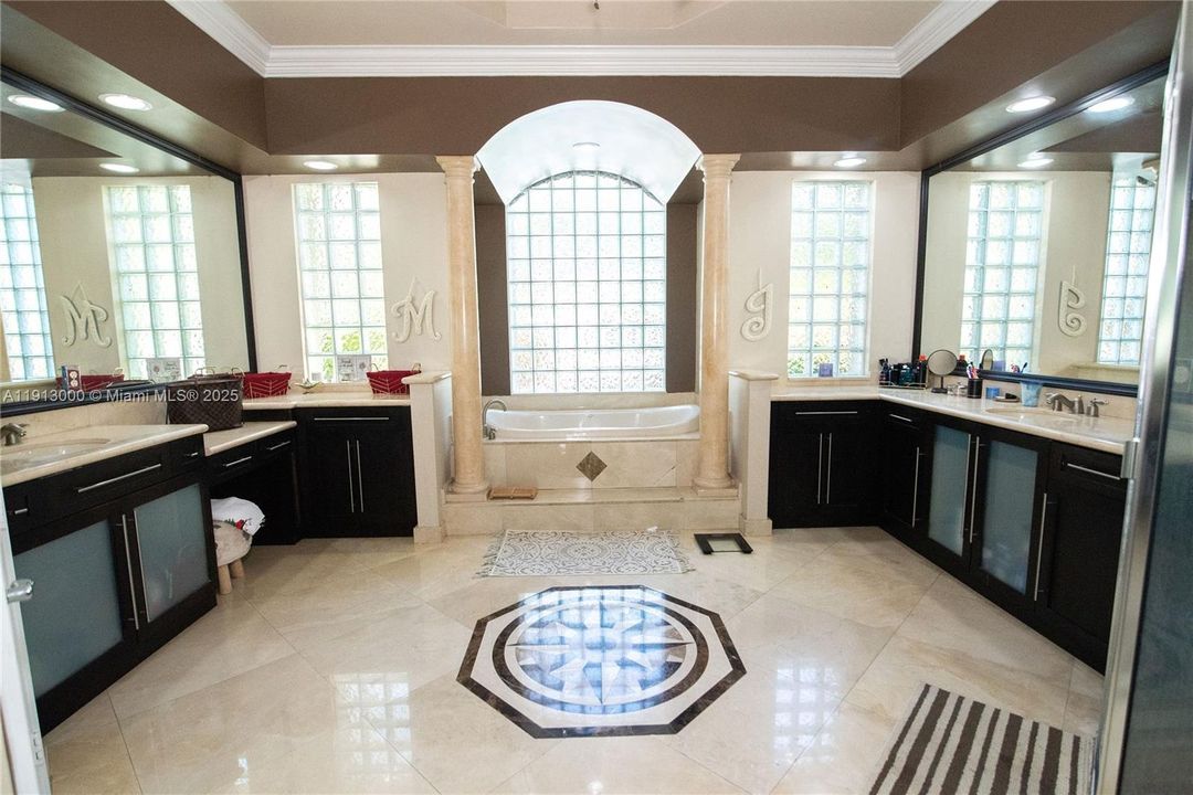 На продажу: $2,199,000 (5 спален, 4 ванн, 4861 Квадратных фут)