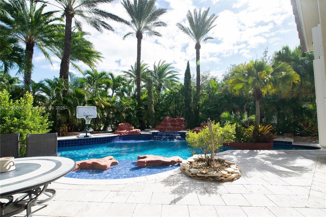 На продажу: $2,199,000 (5 спален, 4 ванн, 4861 Квадратных фут)