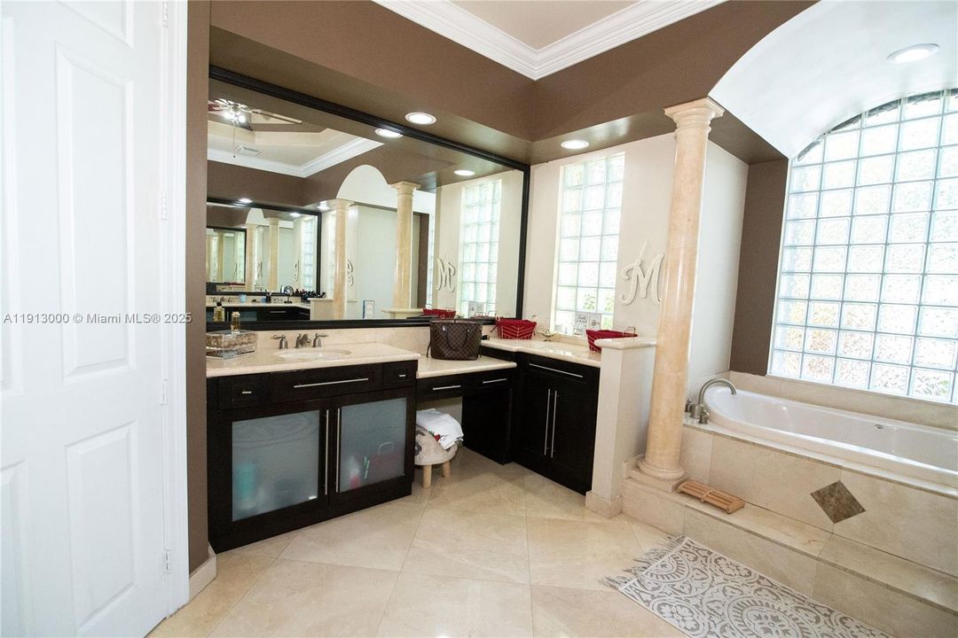 На продажу: $2,199,000 (5 спален, 4 ванн, 4861 Квадратных фут)