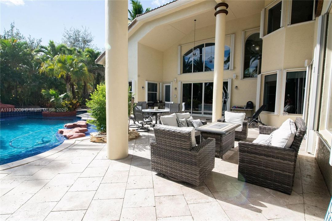 На продажу: $2,199,000 (5 спален, 4 ванн, 4861 Квадратных фут)