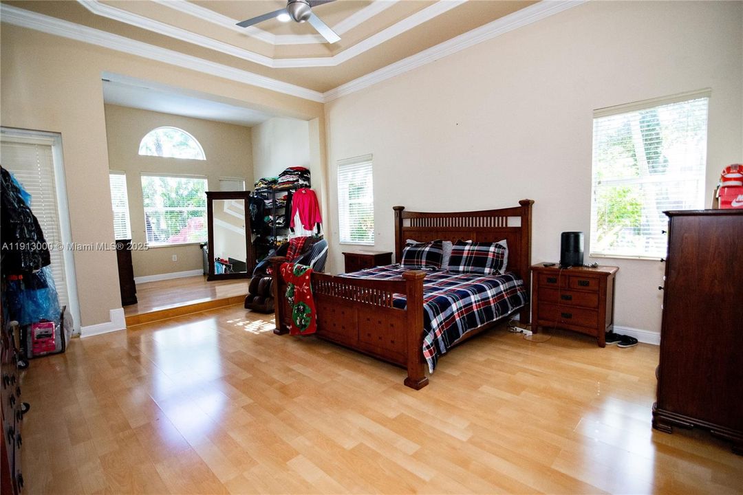 На продажу: $2,199,000 (5 спален, 4 ванн, 4861 Квадратных фут)