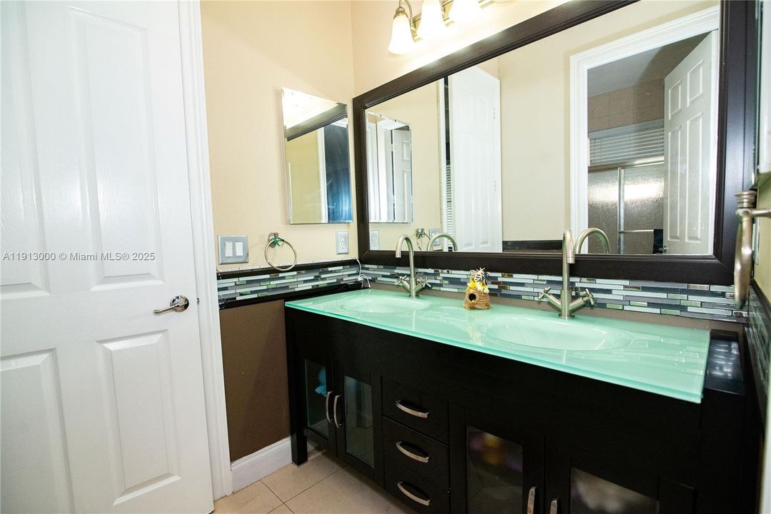 На продажу: $2,199,000 (5 спален, 4 ванн, 4861 Квадратных фут)