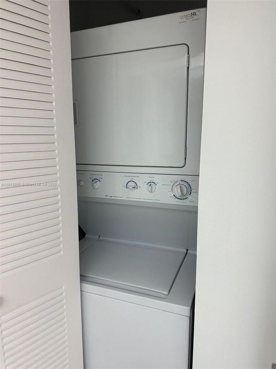 For Sale: $185,000 (1 beds, 1 baths, 940 Square Feet)