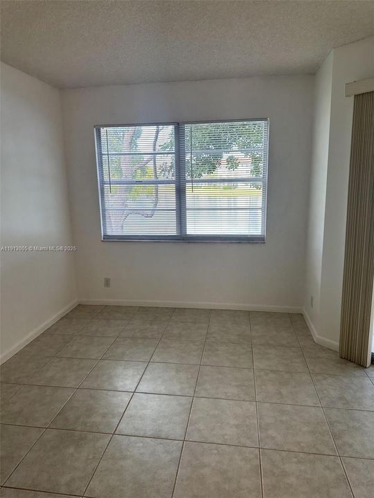 For Sale: $185,000 (1 beds, 1 baths, 940 Square Feet)