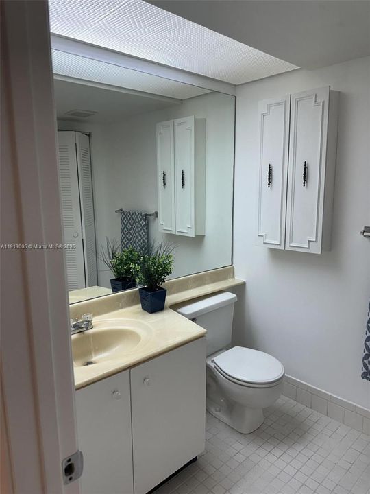 For Sale: $185,000 (1 beds, 1 baths, 940 Square Feet)