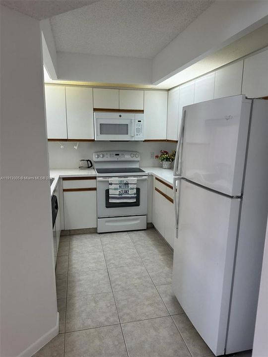 For Sale: $185,000 (1 beds, 1 baths, 940 Square Feet)