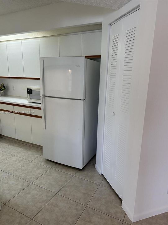 For Sale: $185,000 (1 beds, 1 baths, 940 Square Feet)