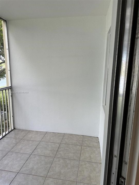 For Sale: $185,000 (1 beds, 1 baths, 940 Square Feet)