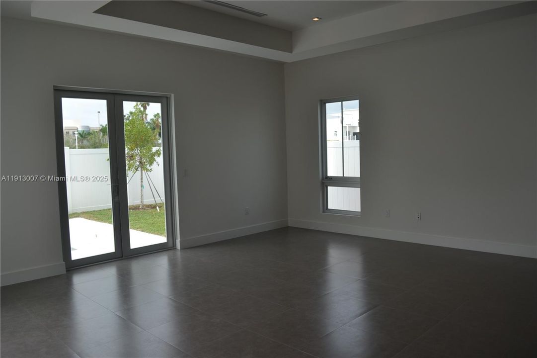 Под контрактом: $7,000 (4 спален, 4 ванн, 3538 Квадратных фут)