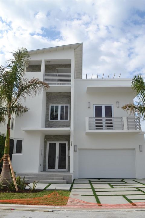 Под контрактом: $7,000 (4 спален, 4 ванн, 3538 Квадратных фут)