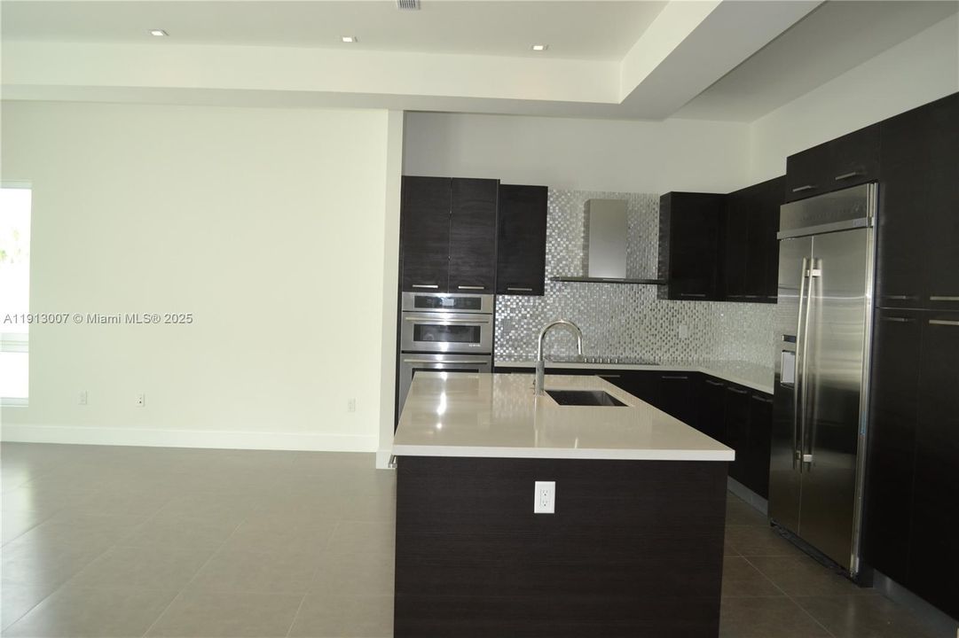 Под контрактом: $7,000 (4 спален, 4 ванн, 3538 Квадратных фут)