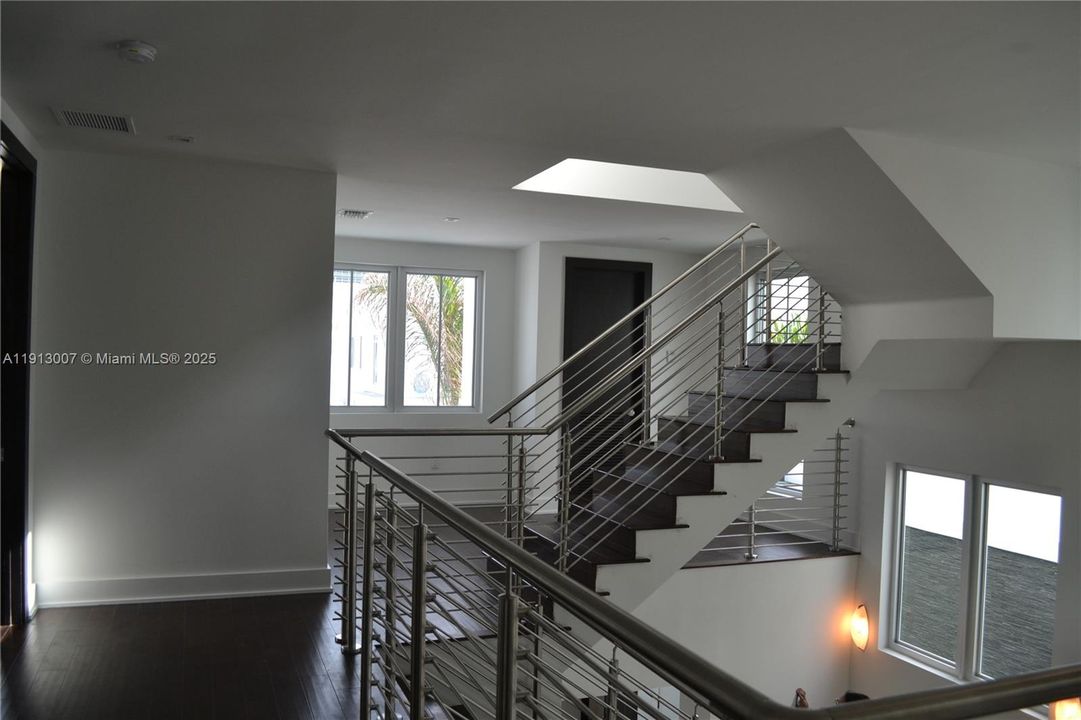 Под контрактом: $7,000 (4 спален, 4 ванн, 3538 Квадратных фут)