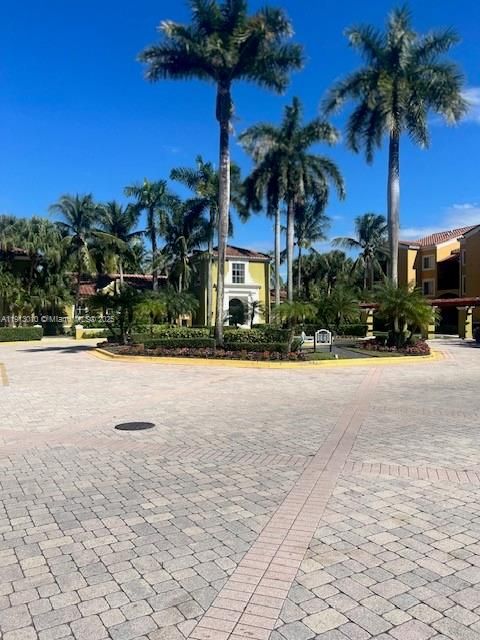 For Sale: $285,000 (2 beds, 2 baths, 977 Square Feet)