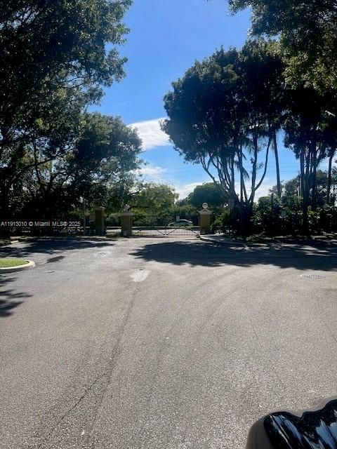 For Sale: $285,000 (2 beds, 2 baths, 977 Square Feet)