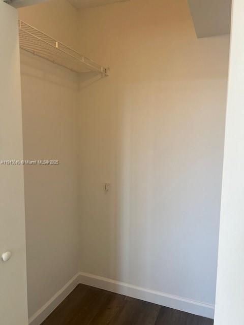 WALK IN CLOSET MASTER BEDROOM