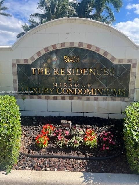 For Sale: $285,000 (2 beds, 2 baths, 977 Square Feet)