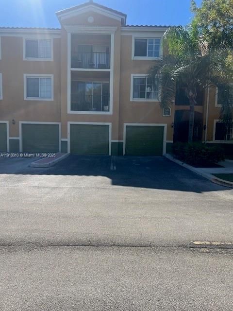 For Sale: $285,000 (2 beds, 2 baths, 977 Square Feet)