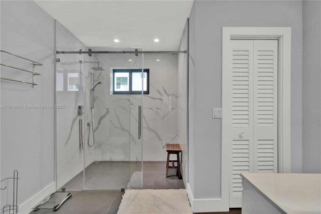 For Rent: $1,300 (1 beds, 1 baths, 1606 Square Feet)