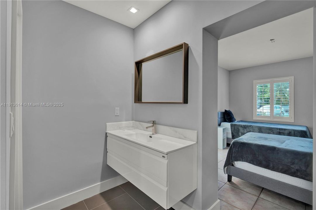 For Rent: $1,300 (1 beds, 1 baths, 1606 Square Feet)