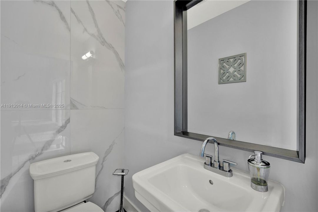 For Rent: $1,300 (1 beds, 1 baths, 1606 Square Feet)