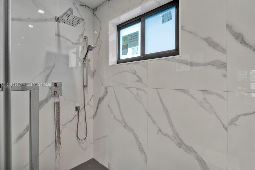 For Rent: $1,300 (1 beds, 1 baths, 1606 Square Feet)